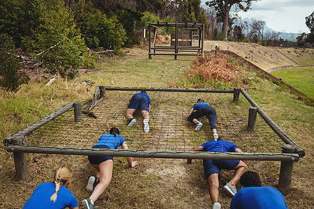 适合在障碍课程期间爬到网下的人混血福利生活方式晴天女士木头娱乐运动服公园军营图片