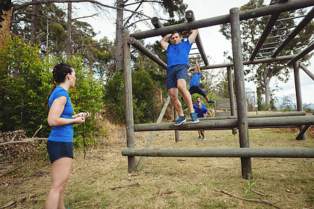 适合攀爬猴子酒吧的人军事团队训练营耐力灵活性公园闲暇福利活动女性图片