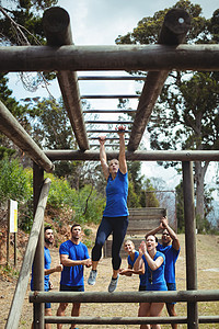 合适的妇女攀爬猴子棒运动服训练女士酒吧障碍军事欢呼公园挑战娱乐图片