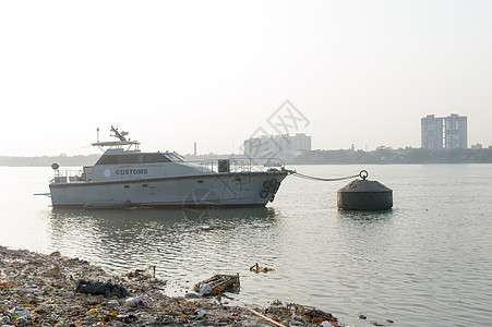 加尔各答港口信托航海船只停靠在 Hooghly 河滨地区的 Haldia 码头综合体 这是今日印度国家唯一的内河港口 西孟加拉邦图片
