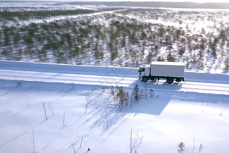 冬季在路上骑着马车 冬天是卡车的冬季路驾驶司机沥青安全汽车货物国家货运商业鸟瞰图图片