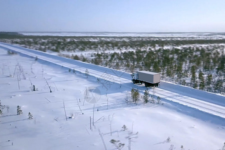 冬季在路上骑着马车 冬天是卡车的冬季路旅行货物司机后勤季节雪堆汽车拖运工作货车图片