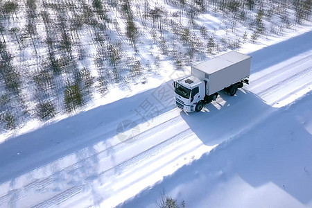 冬季在路上骑着马车 冬天是卡车的冬季路松树速度沥青森林驾驶旅行鸟瞰图车辆国家货车图片