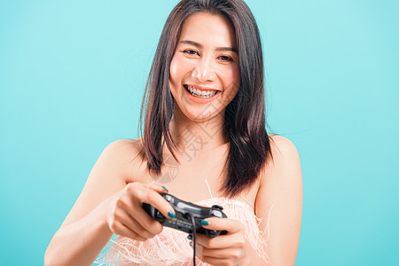 微笑的面容肖像 是一位美丽的美女 她玩视频游戏图片