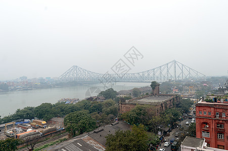 鸟瞰加尔各答城市生活的城市景观 Howrah 桥 在雾蒙蒙的冬夜 在地区附近的 Hooghly 河畔 加尔各答 西孟加拉邦 印度图片