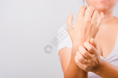 亚裔美丽的女人在用手抓痒痒痒痒症状食物女性皮肤科手指手臂肿胀疾病湿疹真菌图片