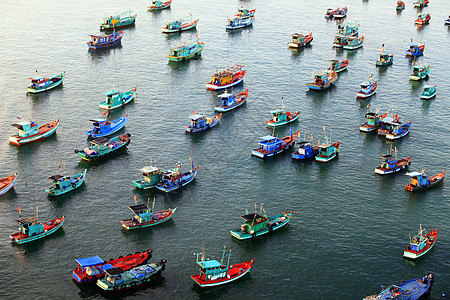 越南海上一组船只的空中观察 Phu Quoc港口旅游热带海景汽艇海滩气候帆船旅行快艇图片