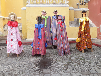 身着传统服装的危地马拉安提瓜玩偶图片
