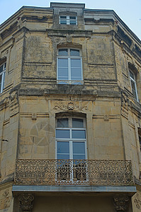 旧法国传统石墙角大楼 有木窗住宅公寓历史房子框架建筑建筑学阳台景观石头图片