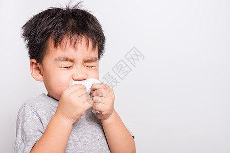 近距离的亚洲脸孔 小小孩男孩 用TISU洗鼻子药品疾病手帕过敏孩子孩子们流感婴儿男生呼吸图片