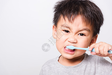 近身亚洲脸孔 小男孩手握牙刷保健刷子男生牙齿童年婴儿微笑卫生牙膏孩子们图片