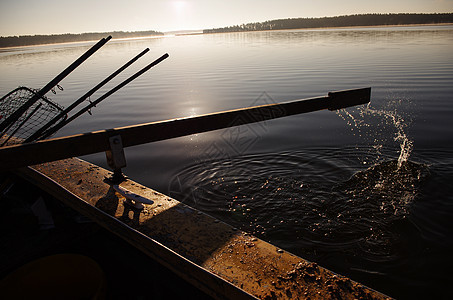 带划船的钓鱼湖 罗德和渔网图片