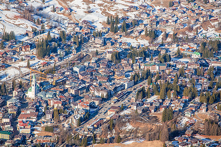 Cortina dAmpezzo 冬季镇风景旅游教会高山假期村庄山脉房子电缆滑雪地标图片