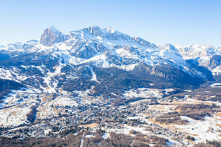 Cortina dAmpezzo 冬季镇风景天空建筑电缆假期森林滑雪城市高山旅游旅行图片