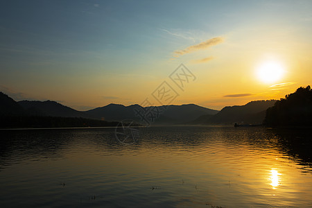 Altai山区Telettskoye湖日落蓝色卫生边缘风景天空海浪晴天公园绿树图片