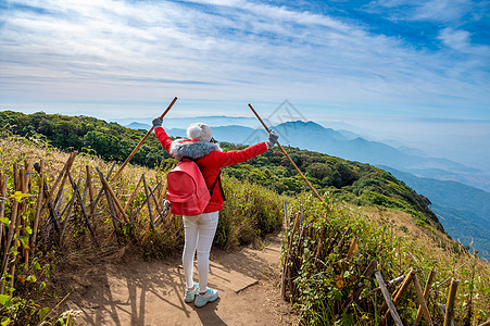 青年在泰国清迈的山顶上行走背包远足者微笑运动公园假期冒险闲暇女士女性图片