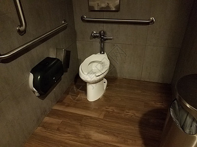 洗手间白色厕所和木地板浴室酒吧卫生间卫生纸木头马桶栏杆地面图片
