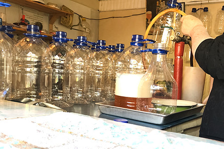 将啤酒倒入塑料瓶酒保啤酒厂调酒师酒吧气泡瓶子测试技术植物牛奶图片