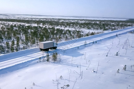 冬季在路上骑着马车 冬天是卡车的冬季路司机旅行雪堆鸟瞰图交通运输季节货运国家暴风雪图片