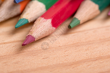 彩色铅笔木头补给品艺术学校桌子乐器彩虹棕色锯末蜡笔图片