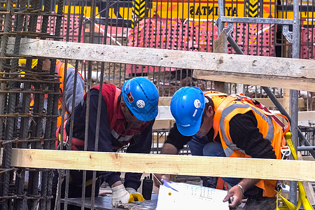 建筑工地上头盔工人 建筑工事背心承包商就业建设者工程师基础设施手臂男人商业职业图片