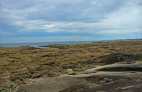 法国瑟堡附近大西洋沿岸的落基大西洋海岸风景花岗岩支撑石头潮汐海岸线地平线蓝色海景巨石图片