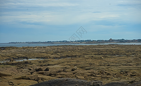 法国瑟堡附近大西洋沿岸的落基大西洋海岸海景崎岖海滩海岸线风景岩石沿海蓝色天空地平线图片