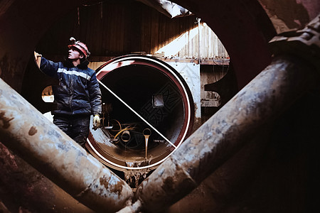 这名工人站在正在建造的管道附近 10职业男人一氧化碳金属晴天安全服风镜男性工作服仪表图片