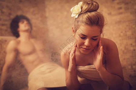 在斯帕中心放松女士桑拿洗澡夫妻幸福选择性微笑浴室男人福利图片