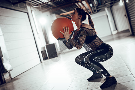 交叉培训力量健身房车库肌肉专注生活方式女士水平运动员运动图片