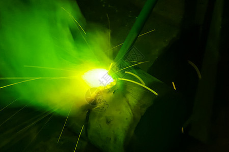 焊接过程中的金属管道 电源和规模工厂管子技术金工工作火焰生产辉光制造业接缝图片