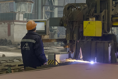 工人在焊机上焊接细节船厂构造工作船体结构金属植物船舶建筑血管图片