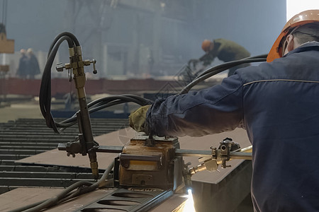 工人在焊机上焊接细节金属船台建筑机器制造业造船海洋造船业商业破冰图片