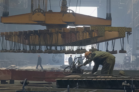在船厂移动的磁性部件 工作场所机械化码头结构力量技术船体海洋油船金属船运商业图片