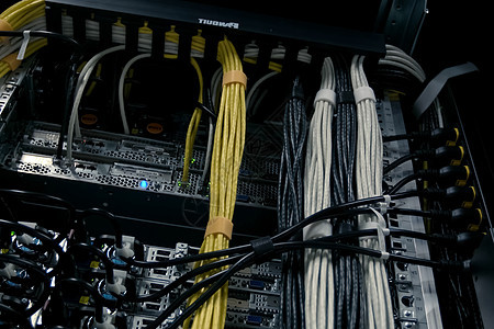 互联网电缆与服务器的连接 服务器日期中心数据技术互联网港口架子界面防火墙商业电脑房间图片