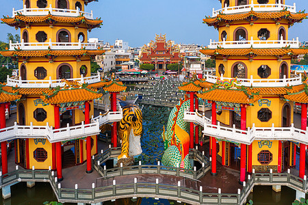 台湾高雄的龙和虎塔地标历史性荷花池池塘文化寺庙旅游公园走营宗教图片