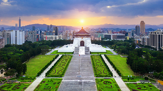 台湾台北清介石纪念堂的空中景象建筑剧院大厅游客国家入口纪念碑寺庙花园城市图片