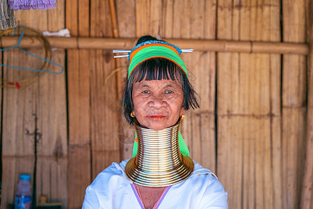 泰国清莱省山区部落村的长颈克伦族妇女文化珠宝项链长颈脖子传统女孩旅行女性山地图片