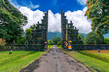 印度尼西亚巴厘岛的大门很大历史公园建筑学游客旅游寺庙旅行石头乌布热带图片