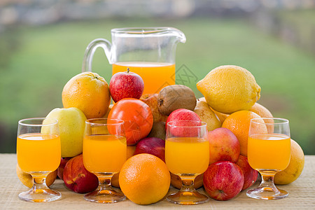 橙汁玻璃天空饮食营养花园叶子香蕉橙子餐巾桌子图片