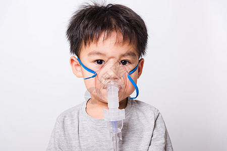 近距离的亚洲脸孔 小男孩生病了 他用蒸汽水空气呼吸孩子们病人医院孩子面具男生药品药物图片