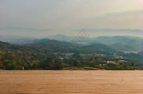 山岳的风景充满云与雾 是高瞻远瞩的景象丛林天气山脉日落季节环境天空蓝色顶峰叶子图片