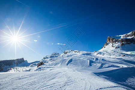 Cinque 位于内地的冬季山山脉高山旅行单板假期顶峰石头太阳天空蓝色图片