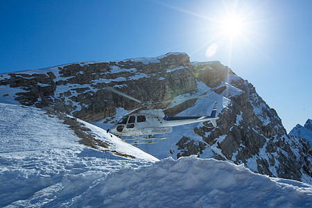 直升机在山上降落了 海利滑雪直升机正在登陆图片