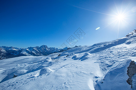 Cinque 位于内地的冬季山全景滑雪顶峰单板岩石高山蓝色石头旅行假期图片