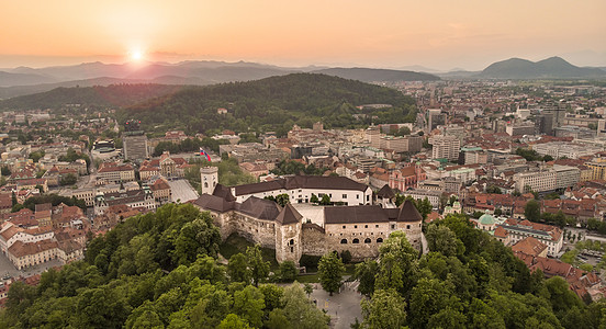 日落时斯洛文尼亚首都卢布尔雅那的航空全景堡垒天线国家中心公园场景景点城市建筑游客图片