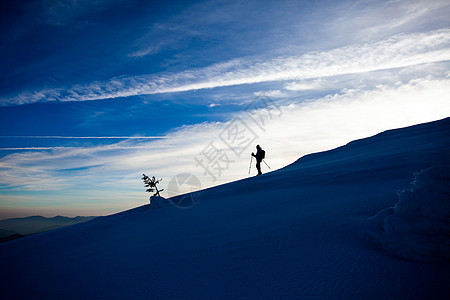 清晨在雪鲁卡斯山的足迹上 探寻冬季的银幕图片
