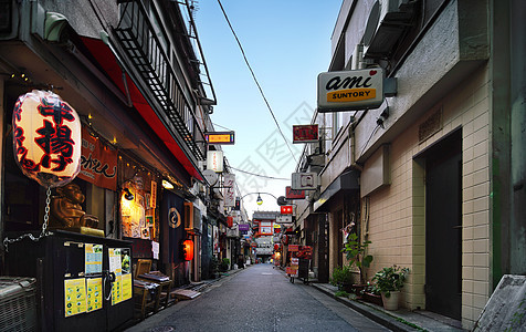 东京新宿区金色商业街上图片