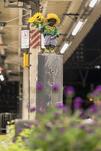 一个小男孩曼尼肯尿尿的雕塑家居服液体孩子南线历史外星人花朵塑料排尿太阳图片