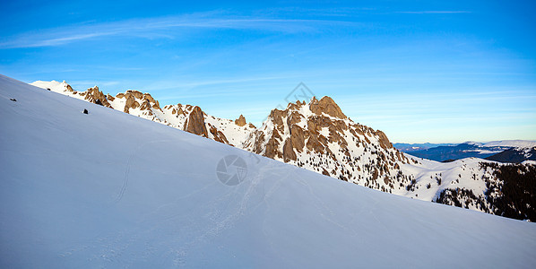 寒冬日落时 席乌卡斯山的全景最高峰旅行风景高地旅游天气季节踪迹树木天空远足图片